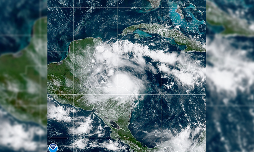 El huracán Nana toca tierra en Belice con lluvia y viento