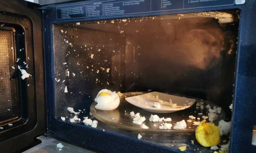 Imagen Referencial. Explosión de huevo duro en el microondas.