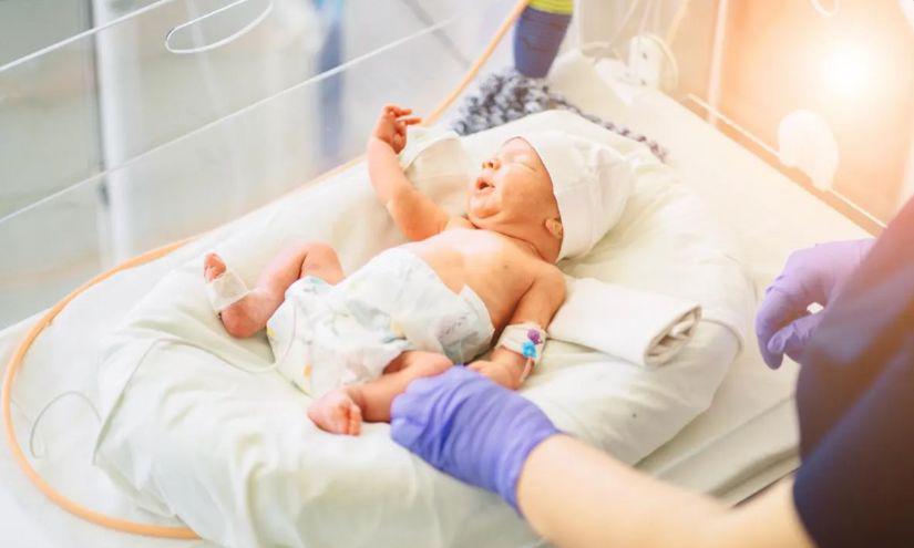 Los bebés prematuros pueden necesitar cuidados neonatales más prolongados o intensivos