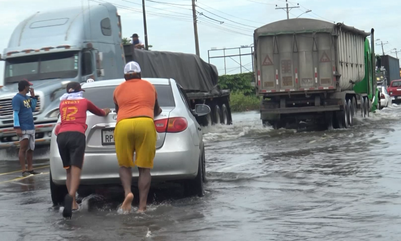 Agricultores de Babahoyo dejan el campo para pescar placas y empujar carros