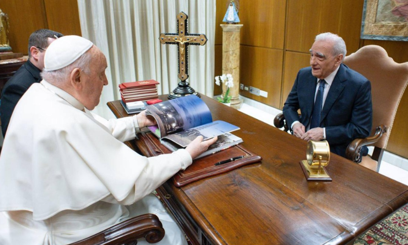 Imagen del Papa Francisco mostrándole un álbum de fotografías a Scorsese.