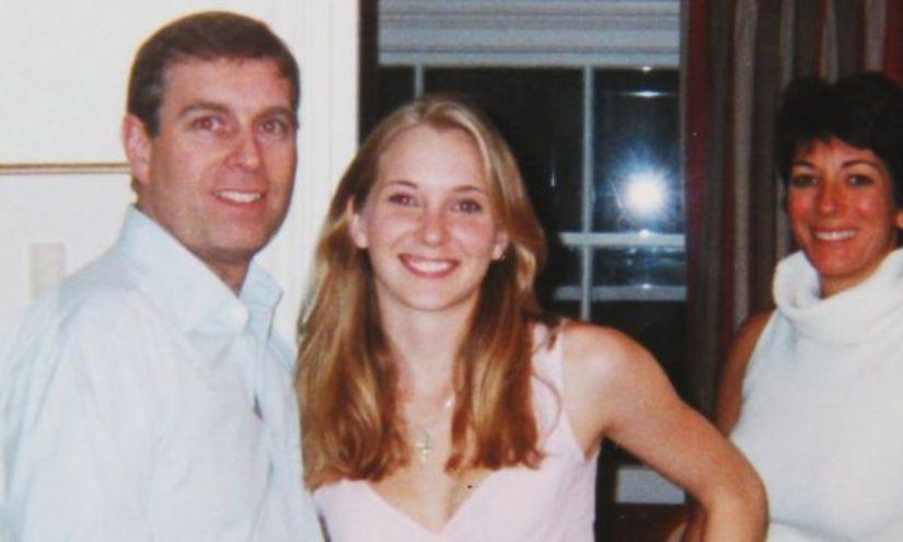 El príncipe Andrés junto a Virginia Giufree y Maxwell, a un costado.