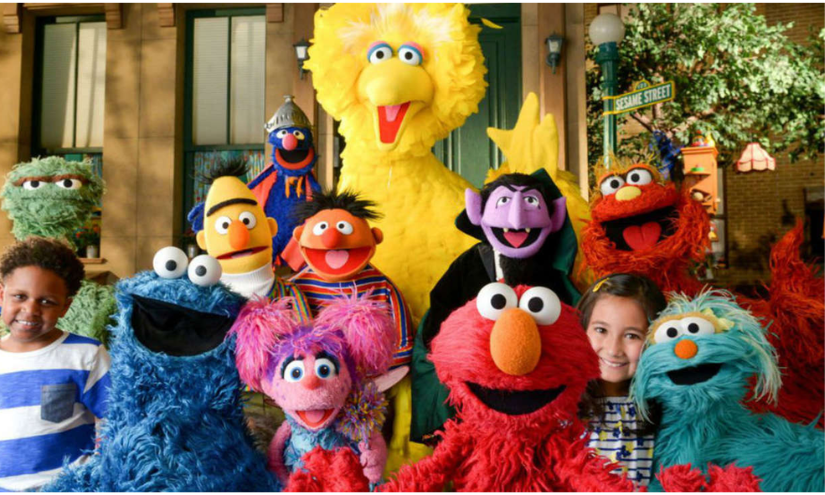 Elmo junto a los demás personajes de Plaza Sésamo.