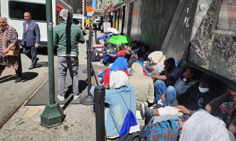 Migrantes a la espera de ser ubicados en un refugio, en Nueva York.
