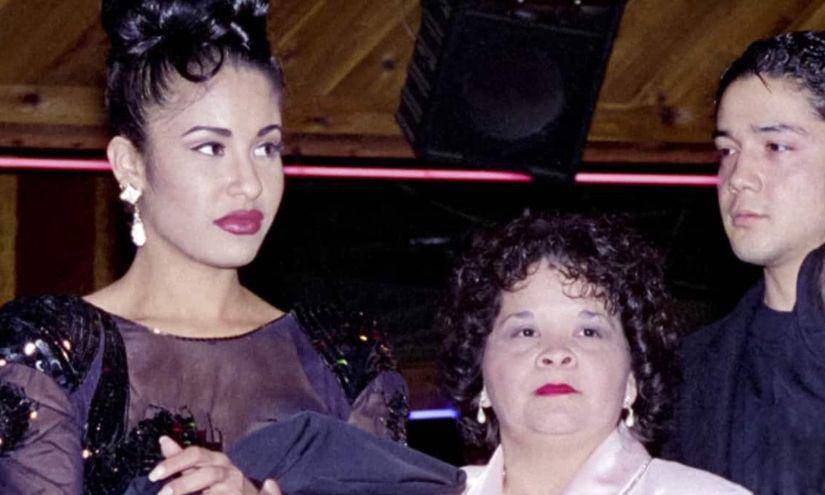 Selena Quintanilla (i) junto a Yolanda Saldívar, quien era la presidenta de su club de fans y quien la mató con un disparo.