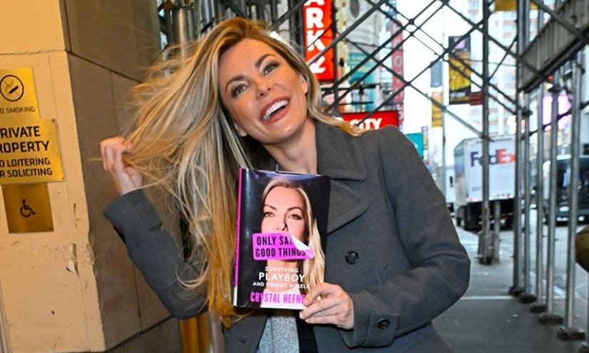 Crystal Hefner posando con su libro, publicado el 23 de enero del 2024.
