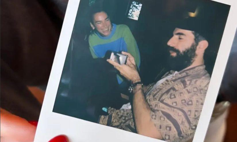 La cantante británica publicó esta fotografía en sus historias de Instagram en abril, semanas antes de confirmar su relación en Cannes