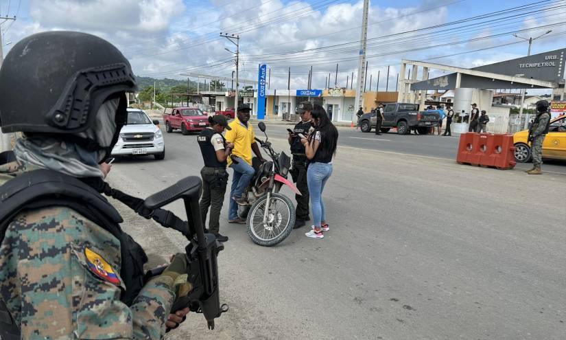 Policías y militares realizan operativos de control de armas en varios sectores de Esmeraldas.( Cortesía )