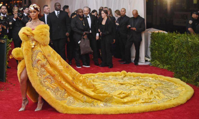 Rihanna luciendo un vestido diseñado por Guo Pei