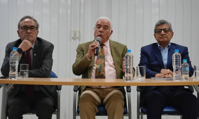 Imagen del 3 de octubre. Gabriel Argüello, director del Operador Nacional de Electricidad (Cenace); Fernando Santos Alvite, ministro de Energía y Minas, y Gonzalo Uquillas, gerente general de la Corporación Eléctrica del Ecuador (CELEC).