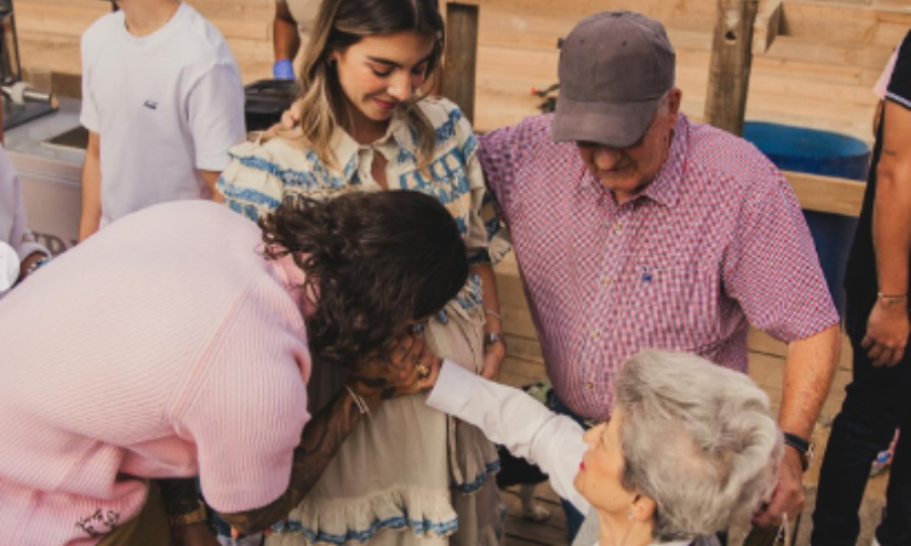 Abuelita de Maluma tocando la pancita de Susana.