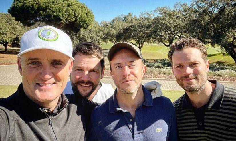 Gordon Smart (segundo a la izquierda) y Jamie Dornan (derecha) con amigos en un juego de golf en Portugal.