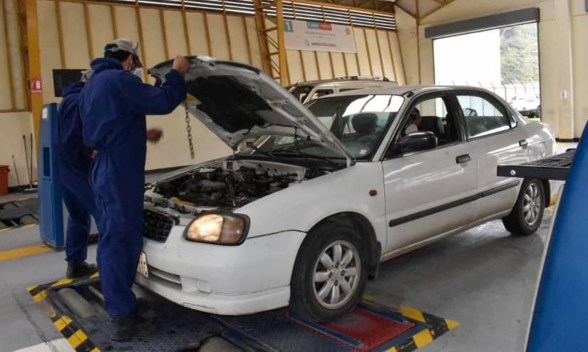 La revisión técnica vehicular revisa el vehículo para poder matricularlo.