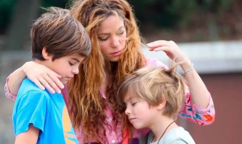 Captura de pantalla de una imagen de Shakira y sus hijos Sasha y Milán.