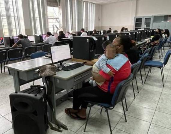 Guayaquil.- Una mujer rendía el examen Transformar con su hijo pequeño en el brazo, el pasado miércoles.