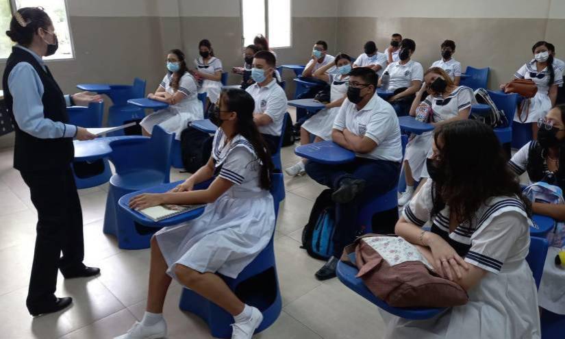 Imagen de estudiantes en un aula.