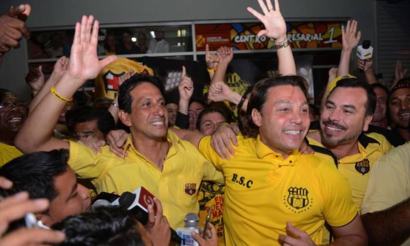 José Francisco Cevallos (i) y Alfaro Moreno, el 1 de octubre de 2015, cuando ganaron las elecciones en Barcelona. Hoy están distanciados.