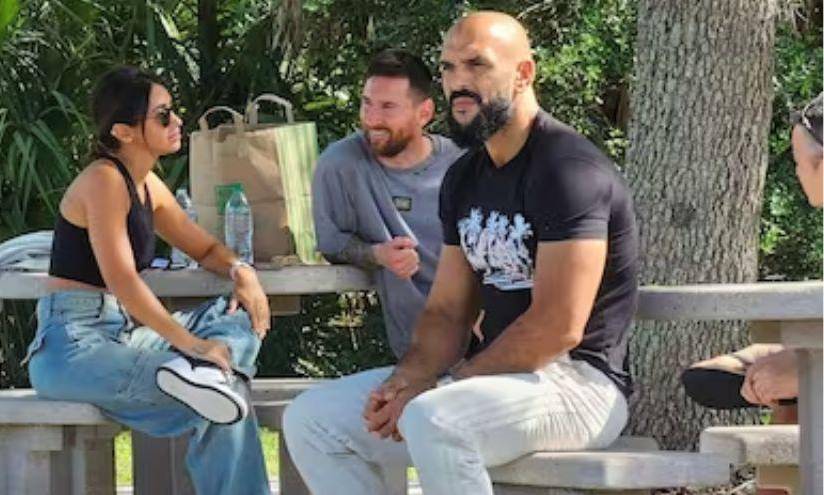 La imagen viral de Lionel Messi, Antonela Roccuzzo y su guardián Yassine Cheuko en Miami.