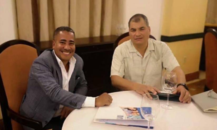 Bolívar Armijos y Rafael Correa en una reunión en Cuba.