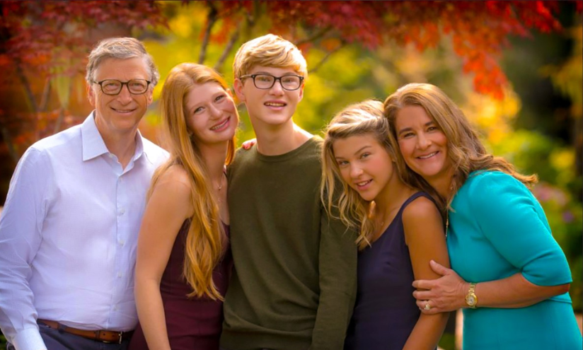 Bill Gates junto a sus hijos y su exesposa.