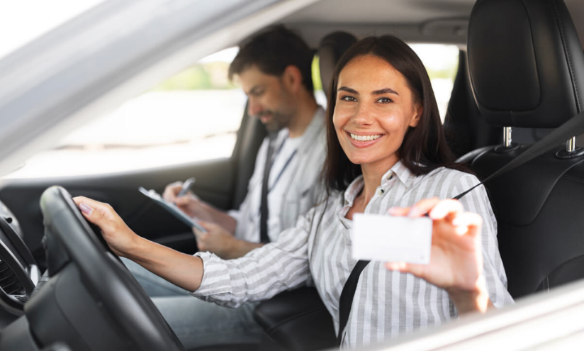 Imagen referencial. Mujer con su licencia de conducir.