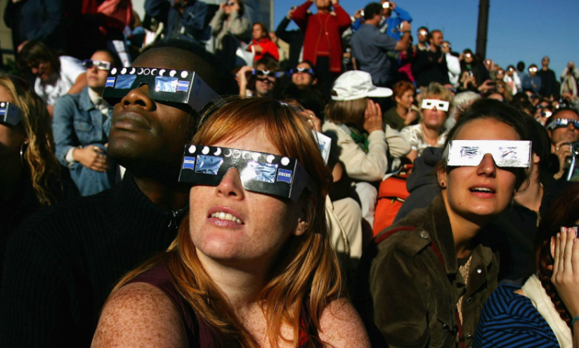 Imagen referencial. Personas viendo un eclipse solar.