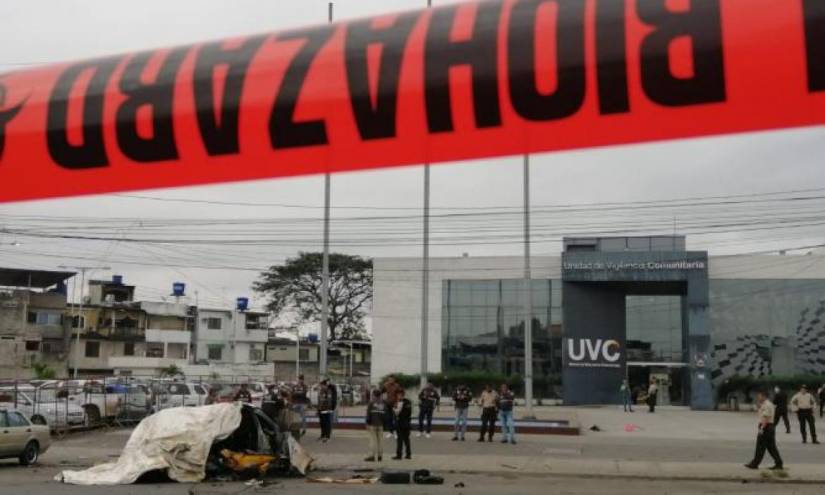 Imagen de archivo de la explosión de un coche bombe afuera de un cuartel policial en Guayaquil.