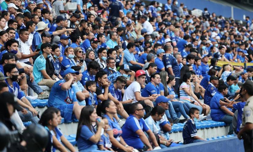 Hinchas de Emelec presentes en el estadio Capwell.
