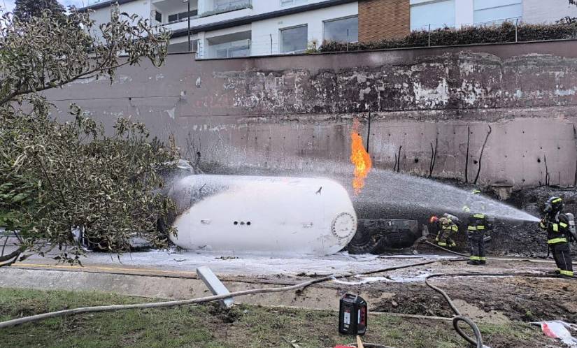 Tanquero de GLP que se incendió en la Ruta Viva.