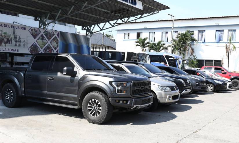 La Policía mostró los carros y camionetas de alta gama que custodiaban a Junior Roldán al momento de un enfrentamiento armado.