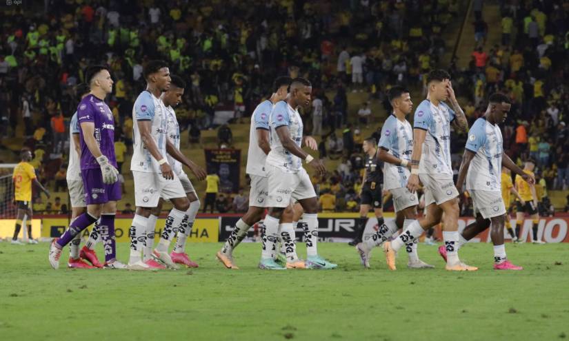 Los jugadores de Guayaquil City, al final del partido contra Barcelona, en el penúltimo juego del año en la serie A.