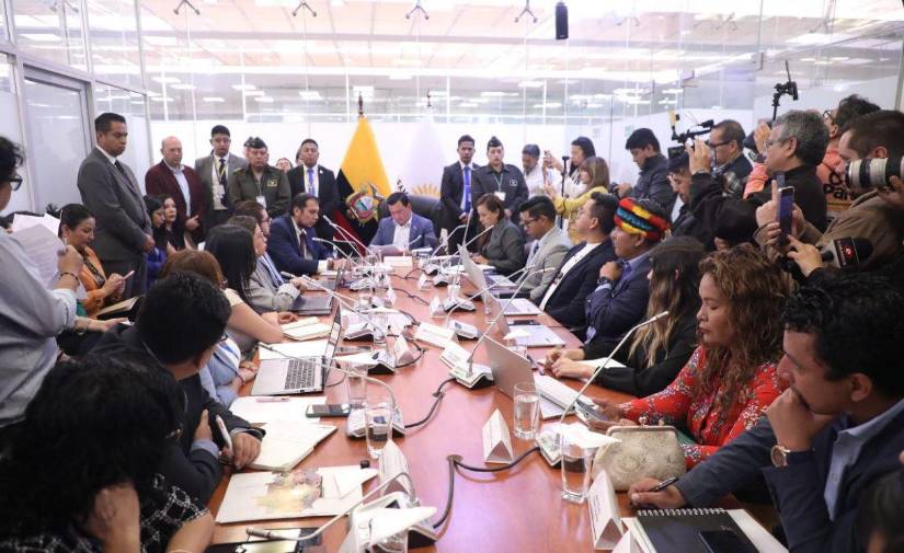 Sesión de la Comisión de Fiscalización en la que comparece el ministro Harold Burbano.