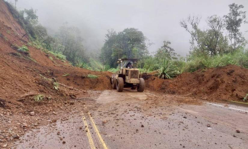 Hay deslizamientos en los kilómetros 92, 93 y 98 de la vía Cuenca-Molleturo.