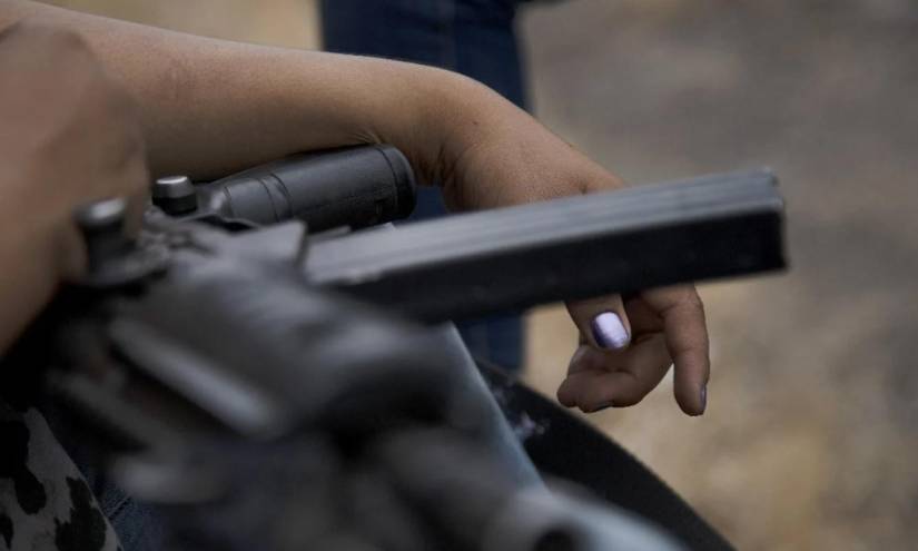 Más mujeres cometen robos a personas, venta de droga, y portan armas en Guayaquil