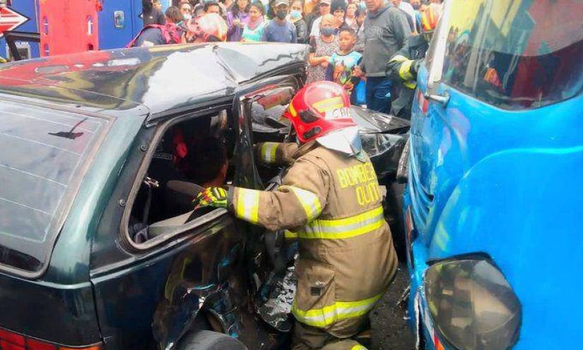 Un bus y un vehículo pequeño se impactaron en el sur de Quito