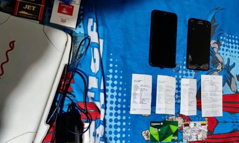 Las autoridades incautaron tarjetas y documentos de movimientos bancarios.