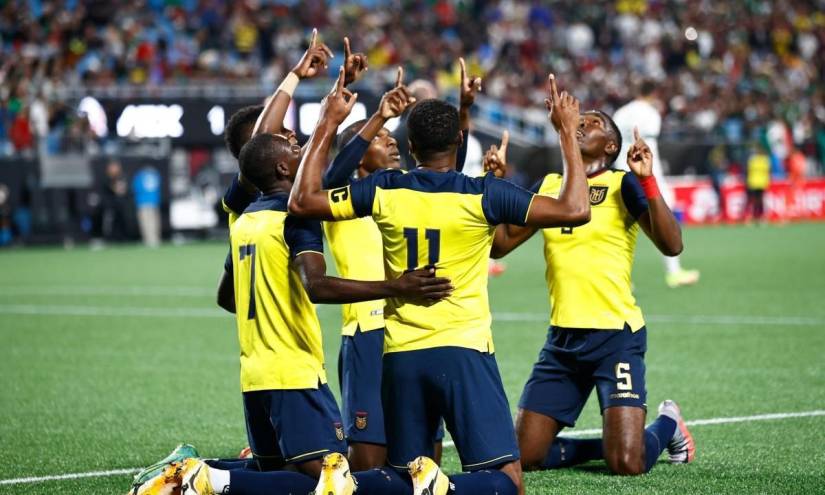 Ecuador ensayó un 4-3-3 con Djorkaeff Reasco como titular
