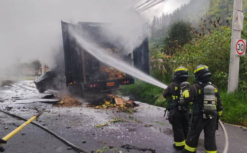 Bomberos controlan el incendio del camión.