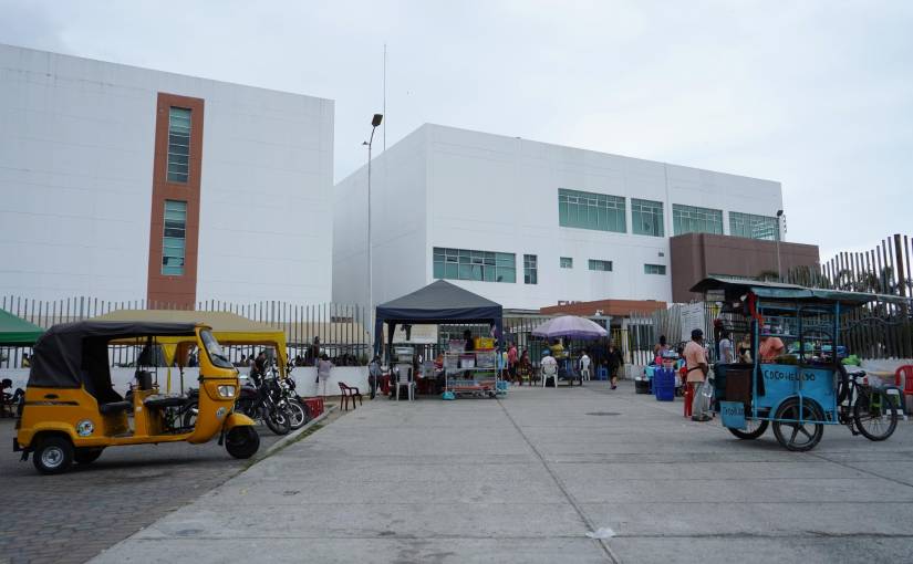 El hospital del Guasmo Sur nuevamente tiene un oficial de la Armada como gerente. Afuera del sitio, hay vendedores informales.