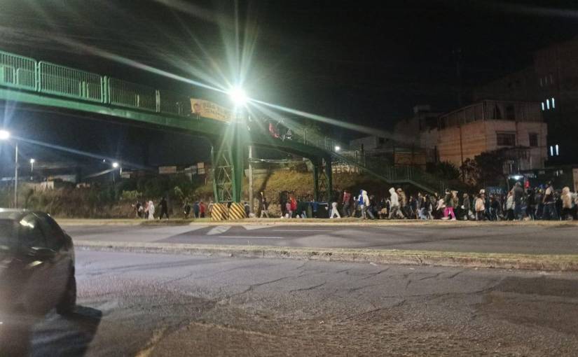 Marcha avanza por la Panamericana Norte.