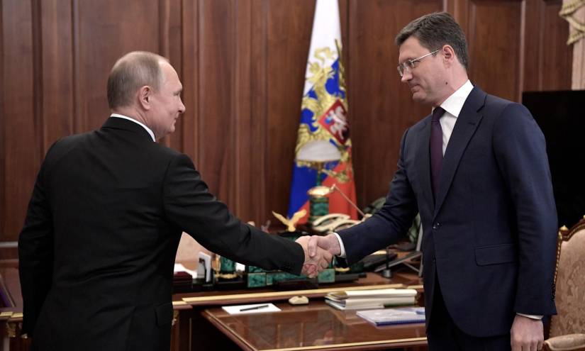 El presidente de Rusia, Vladimir Putin, saluda a su viceprimer ministro, Alexandr Novak.