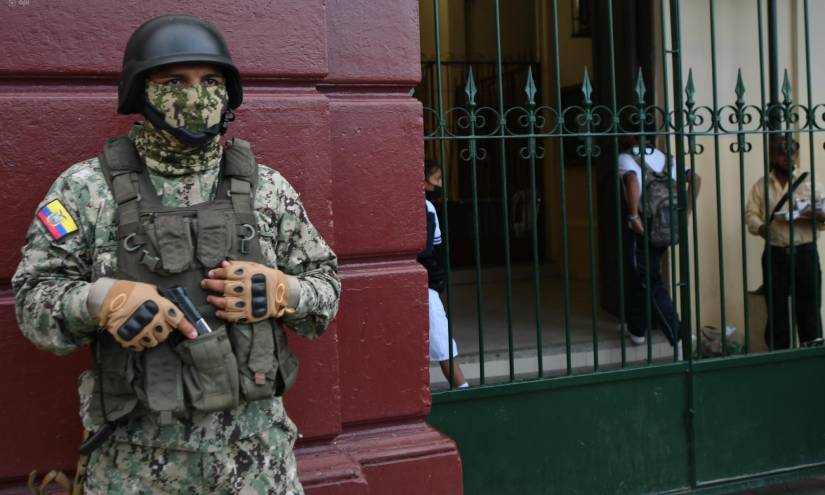 Personal militar resguarda el ingreso de estudiantes en un colegio en Guayaquil.