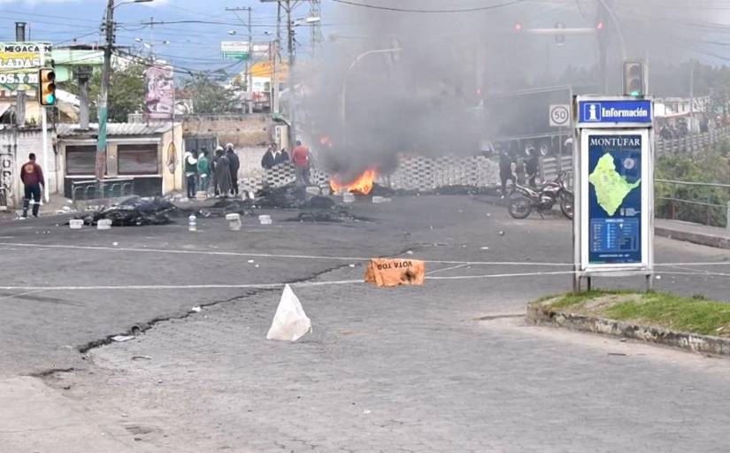 Bloqueos en el cantón Montúfar.