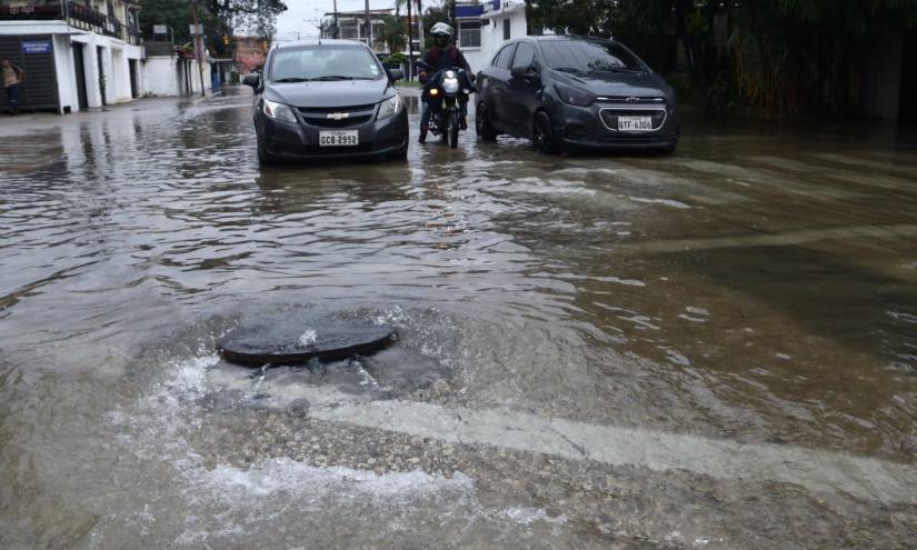 Las fuertes lluvias que caen sobre Guayaquil vuelven a dejar inundadas las calles de varios sectores de la ciudad. En la gráfica, una calle de Urdesa, al norte.