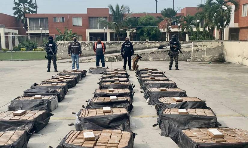 La Policía exhibe droga capturada en el Puerto de Guayaquil.