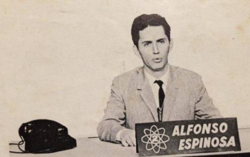 Ecuavisa inició sus operaciones en el Cerro del Carmen y fue identificado como Canal 2 en el que se transmitían las noticias con un joven Alfonso Espinosa de los Monteros, de 25 años.