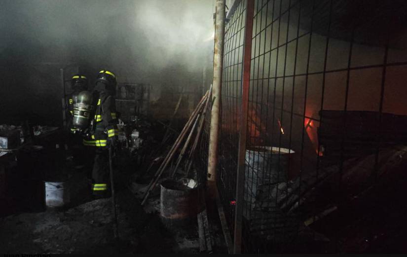 El taller mecánico quedó en cenizas.