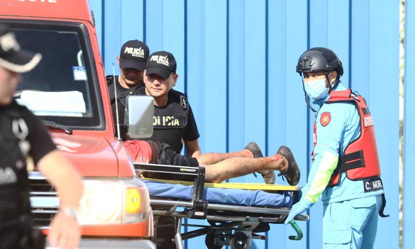 Algunos heridos salieron por la puerta principal.