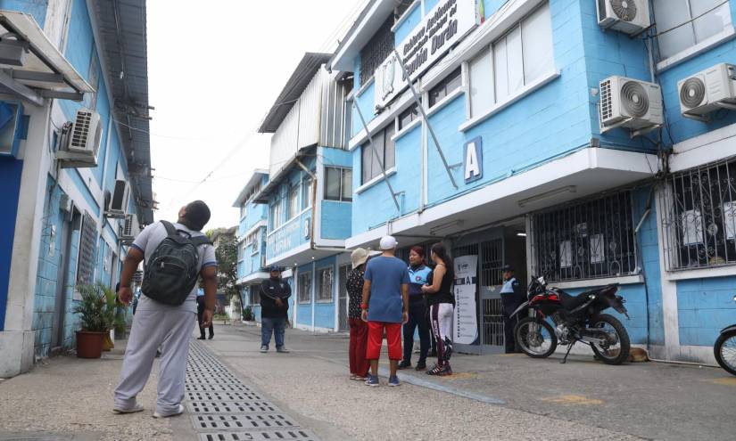 Los exteriores del Municipio de Durán, tras el triple asesinato en el que falleció Miguel Santos Durán, hoy viernes 4 de agosto.