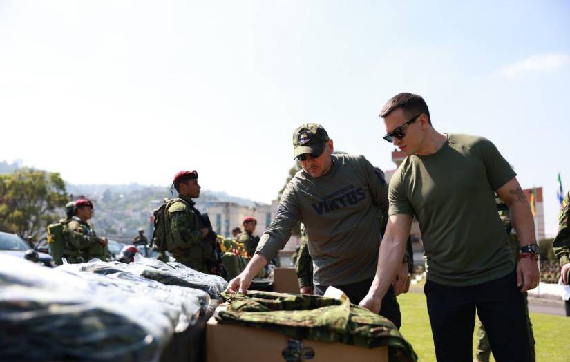 Noboa durante la ceremonia de entrega de equipamiento tecnológico y táctico a militares.